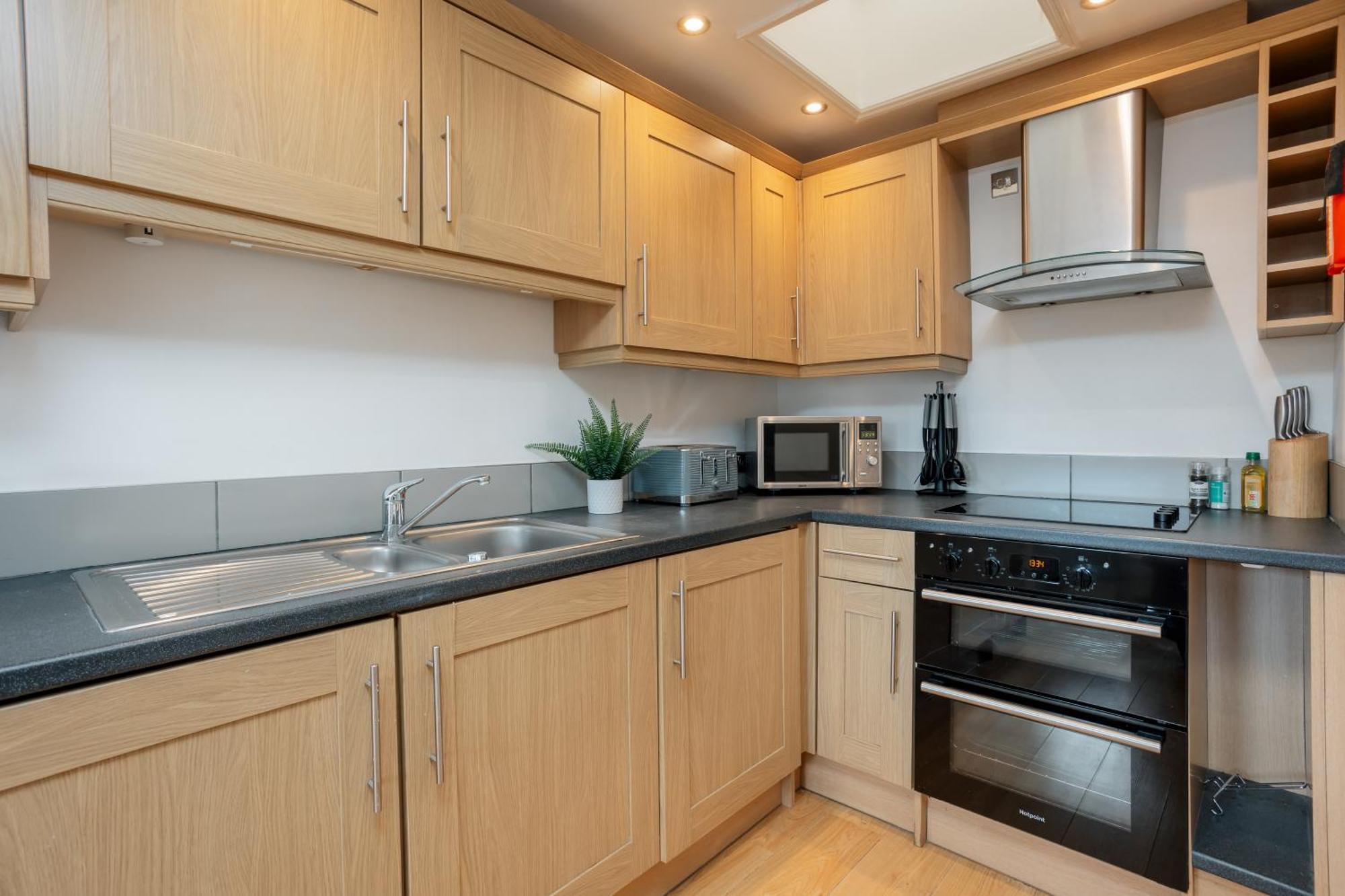 Starhost Residences - Central 3 Bed Apartment At Regents Court, Newbury Newbury  Exteriör bild