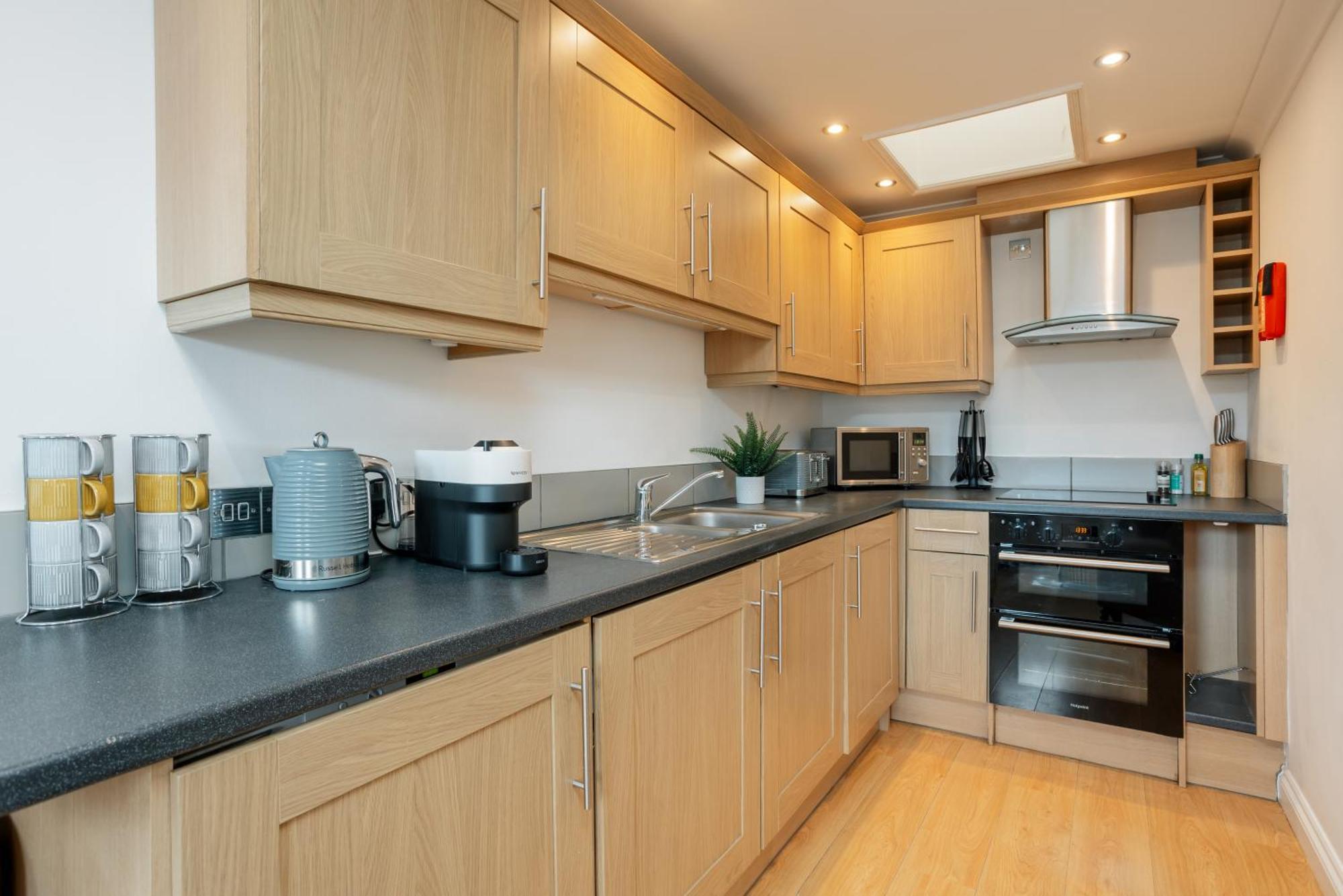 Starhost Residences - Central 3 Bed Apartment At Regents Court, Newbury Newbury  Exteriör bild