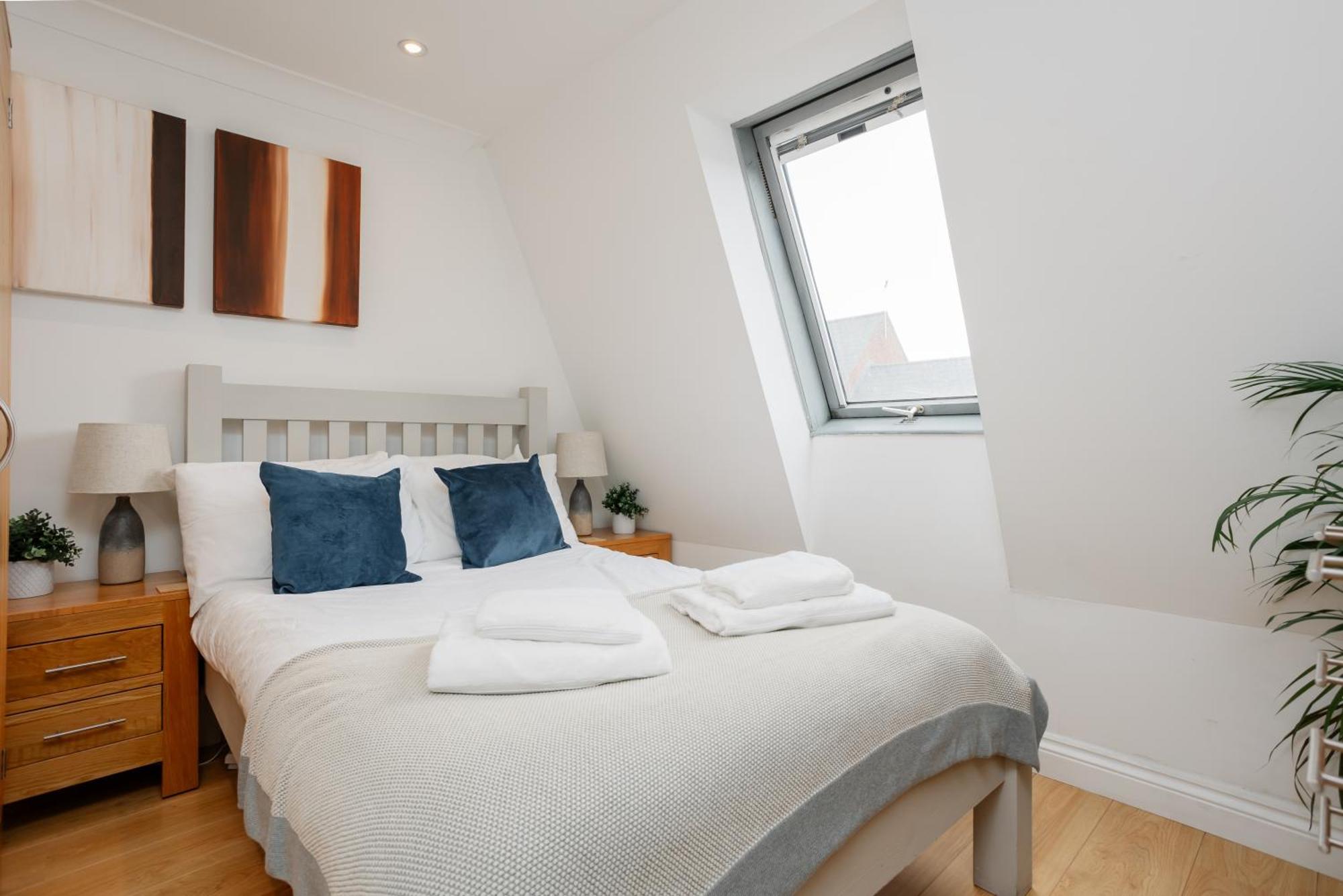 Starhost Residences - Central 3 Bed Apartment At Regents Court, Newbury Newbury  Exteriör bild